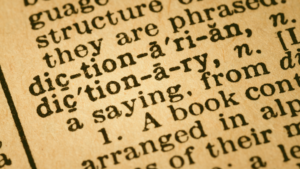 Ingénieurs analysant des données industrielles, illustrant l’écart entre langage technique interne et communication externe.