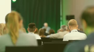 Checklist pour préparer un salon industriel B2B : objectifs, stand, supports commerciaux et suivi des leads