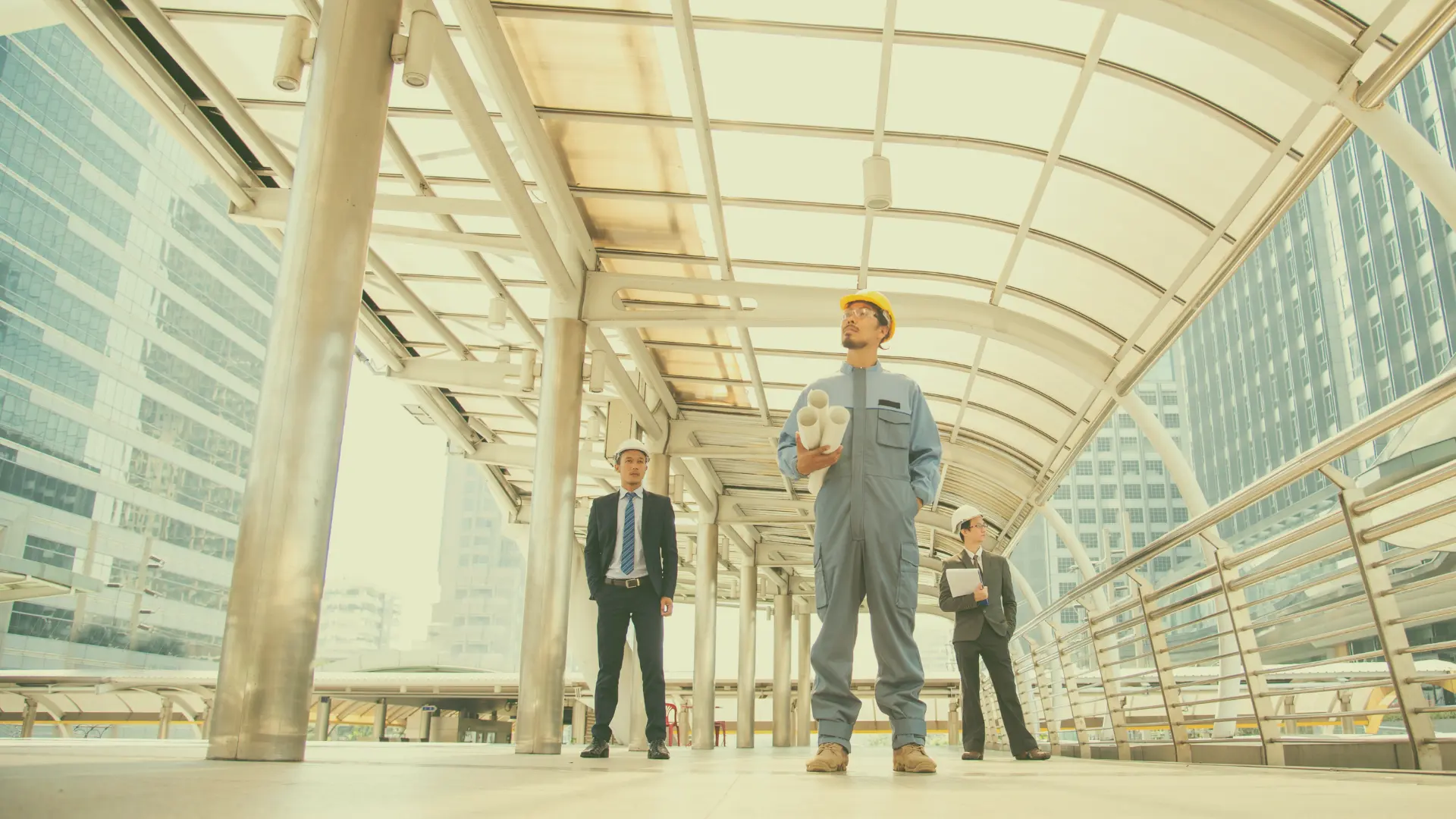 Collaboration entre équipes techniques et commerciales dans un projet industriel